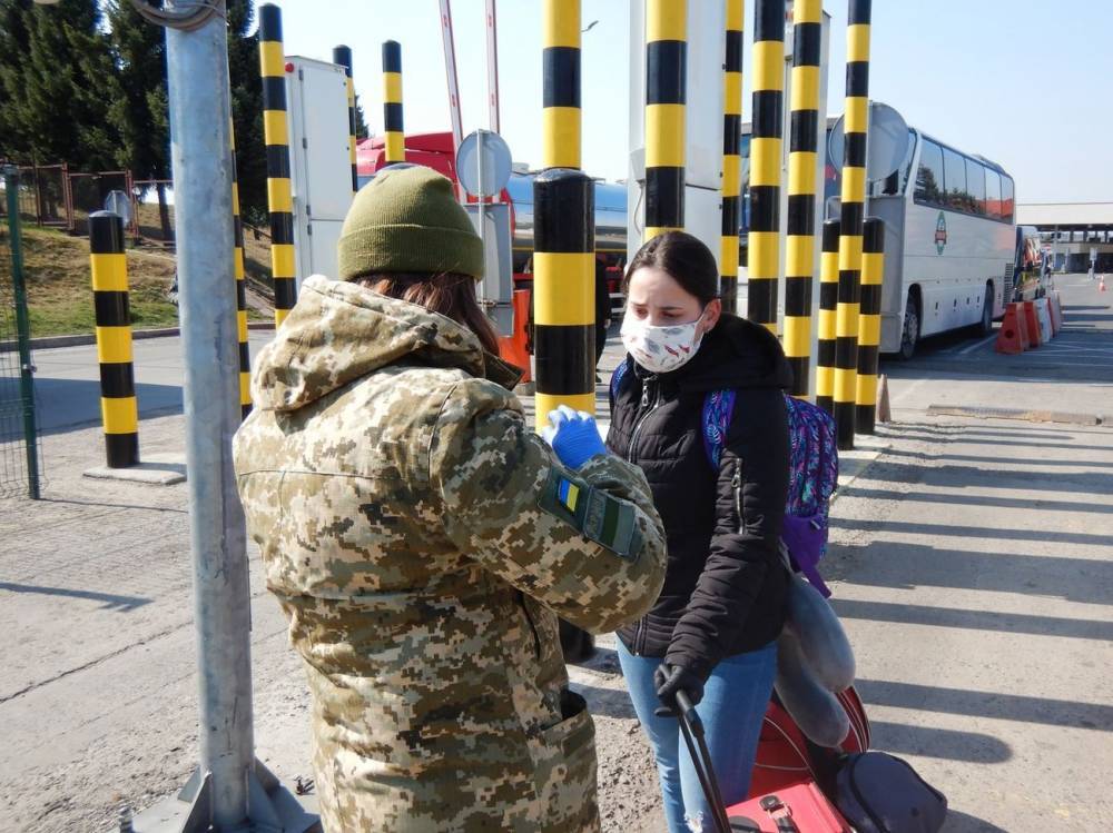 На границе Украины со странами ЕС – очереди. Украинцы пытаются попасть домой до полуночи - gordonua.com - Украина - Евросоюз - Польша