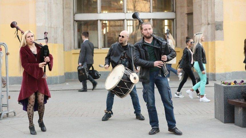 Уличные музыканты из Нарвы устроили антикоронавирусный перформанс - 5-tv.ru - Эстония