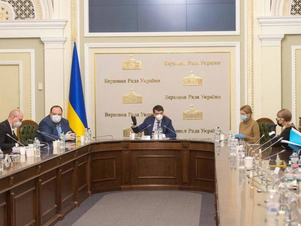 Дмитрий Разумков - Разумков: Несколько депутатов пошли на обсервацию из-за подозрения на COVID-19 - gordonua.com - Украина