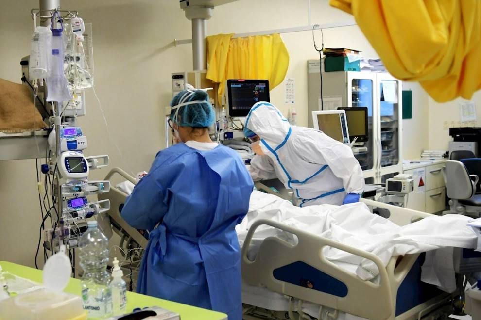 Школьница стала самой юной жертвой коронавируса в Европе - vm.ru - Париж