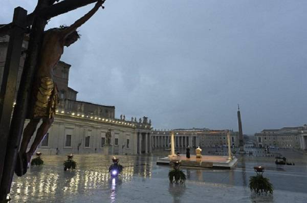 Франциск - Иисус Христос - Папа римский помолился на пустой площади о завершении пандемии Covid-19 - eadaily.com - Ватикан - Ватикан