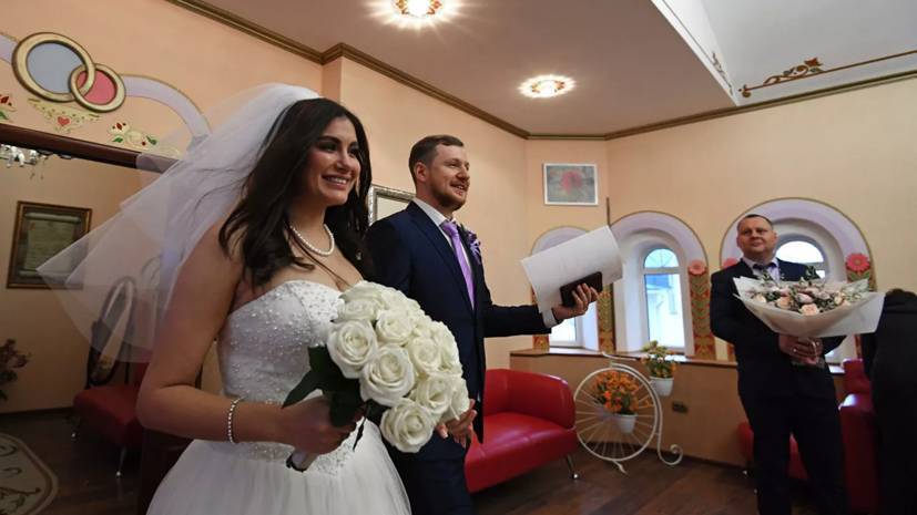 ЗАГСы Москвы ограничивают число гостей при регистрации брака до пяти - russian.rt.com - Москва