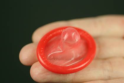 Миру предрекли дефицит презервативов - lenta.ru - Малайзия