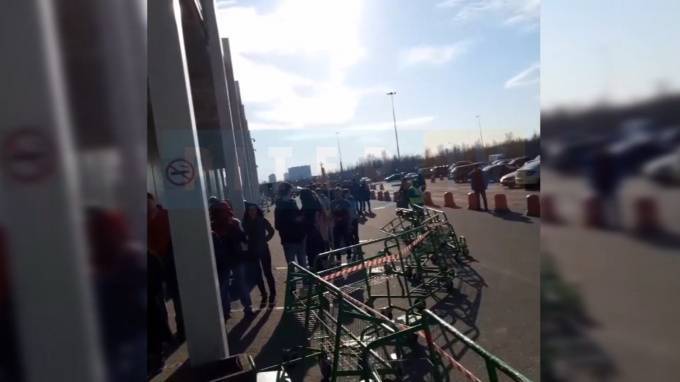 У магазина "Леруа Мерлен" собрались огромные очереди - piter.tv - Петербург