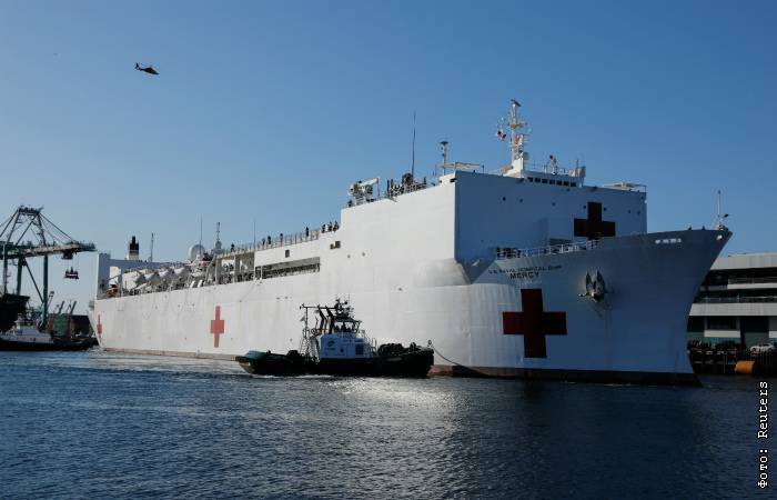 В Лос-Анджелес прибыл плавучий госпиталь ВМС США - interfax.ru - Москва - Сша - Лос-Анджелес - Вашингтон - штат Калифорния - штат Нью-Йорк
