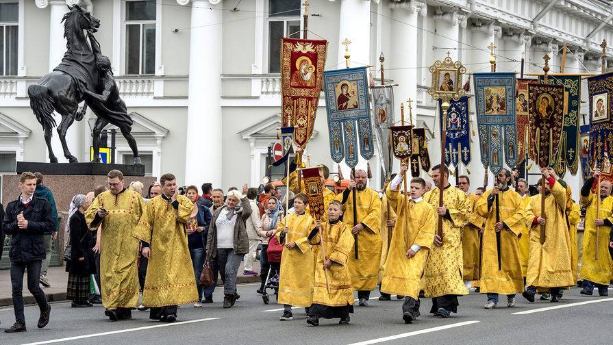 патриарх Кирилл - В Петербурге священники провели крестный ход против коронавируса - gazeta.ru - Россия - Санкт-Петербург - Ухань