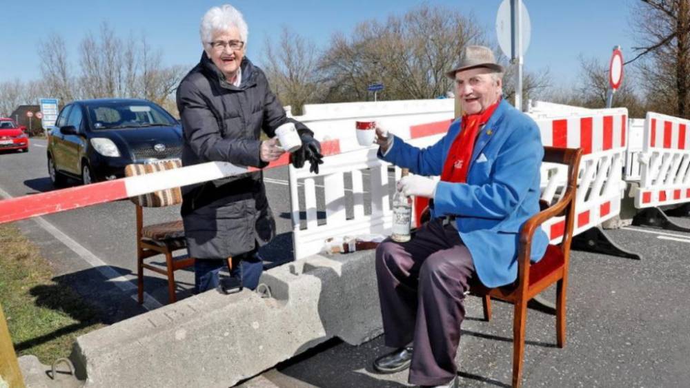 Любовь во время пандемии: пенсионеры ежедневно приезжают к границе, чтобы вместе выпить кофе - germania.one - Германия - Дания