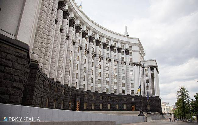 Денис Шмыгаль - Кабмин предложил в два раза урезать зарплату чиновникам, у которых она выше 47 тыс. грн - rbc.ua - Украина