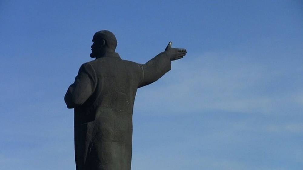 Владимир Ленин - Жители Одесской области восстановили памятник Ленину во время карантина - riafan.ru - Киев - Одесская обл.
