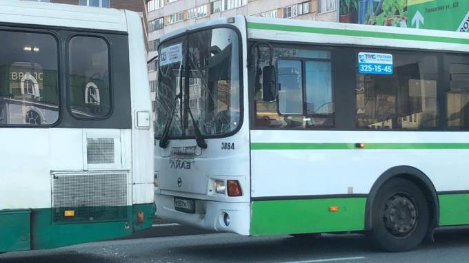 Два автобуса столкнулись на Парашютной - piter.tv - Санкт-Петербург
