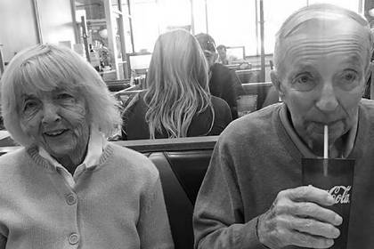Супруги прожили вместе 65 лет и умерли в один день из-за коронавируса - lenta.ru - Сша - штат Иллинойс - Чикаго