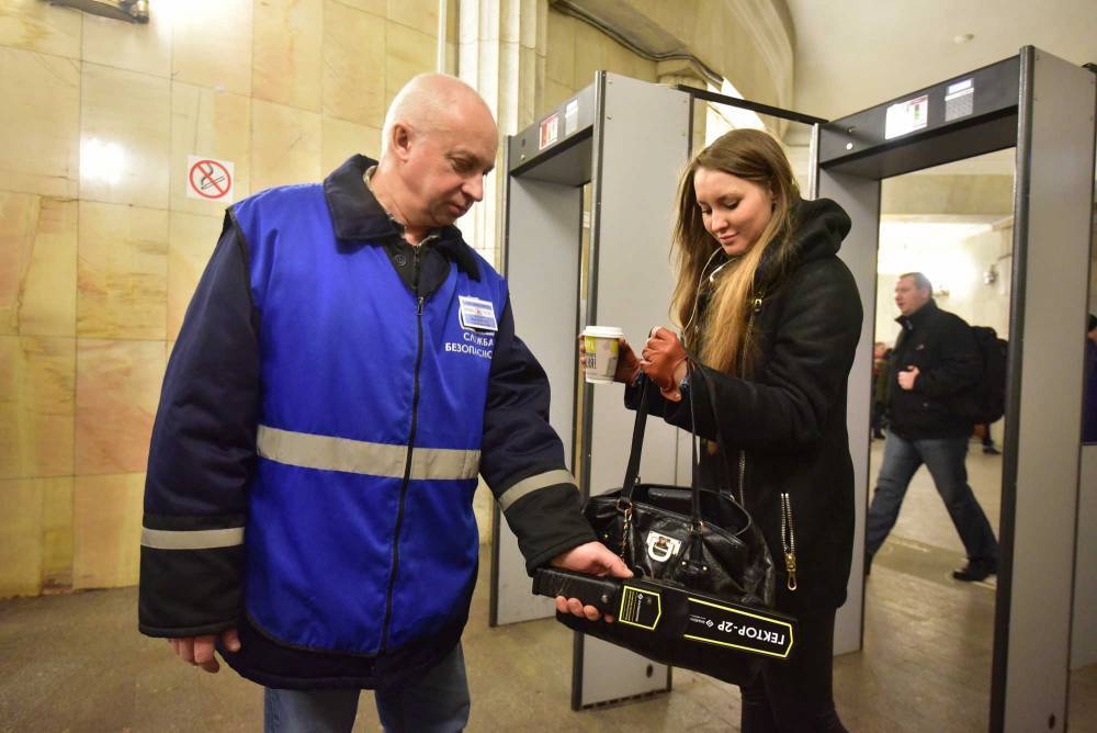 Более 30 тысяч опасных предметов выявили у пассажиров московского метро в феврале - vm.ru