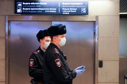 Пассажиров московских аэропортов отдалят друг от друга из-за коронавируса - lenta.ru