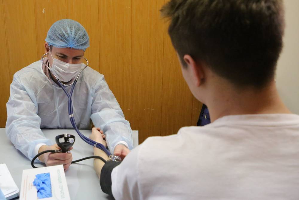Более 194 тысяч человек в России остаются под контролем врачей из-за COVID-19 - vm.ru - Россия