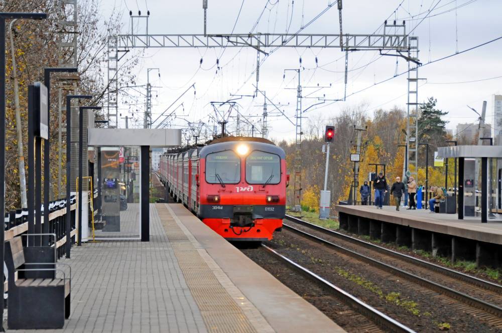 Сообщения о соблюдении безопасной дистанции начали транслировать в электричках Москвы - vm.ru - Москва