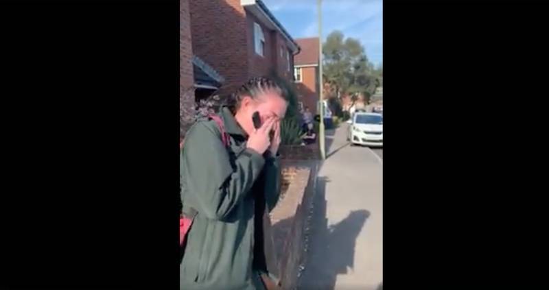 Вся улица встречала молодую медсестру аплодисментами по пути на работу - usa.one