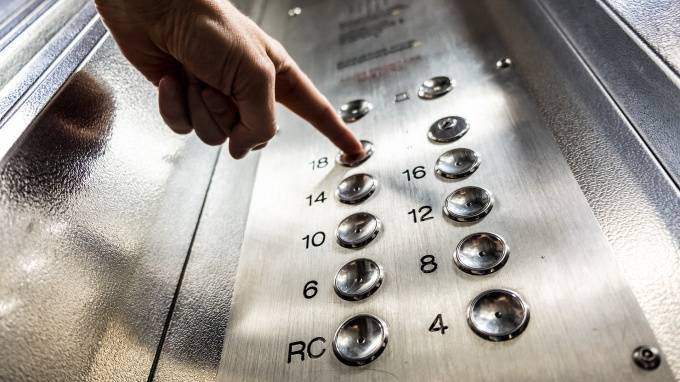 Николай Бондаренко - Петербургские власти потребовали дезинфицировать перила и кнопки лифтов в жилых домах - piter.tv - Санкт-Петербург