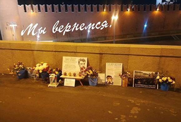 Сергей Собянин - Волонтеры на мосту Немцова прерывали свою вахту из-за режима всеобщей самоизоляции - znak.com - Москва - Сергей