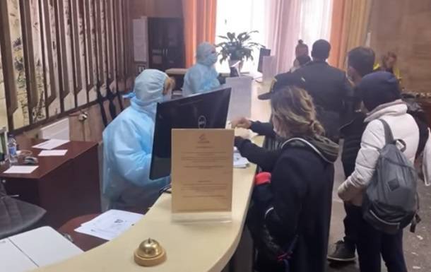 В Киеве туристы сбежали из отеля, где должны были пройти обсервацию - korrespondent.net - Киев - Катар - Доха