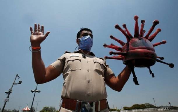 Индия - Индийский полицейский сделал косплей на COVID-19 - korrespondent.net - Ченнаи