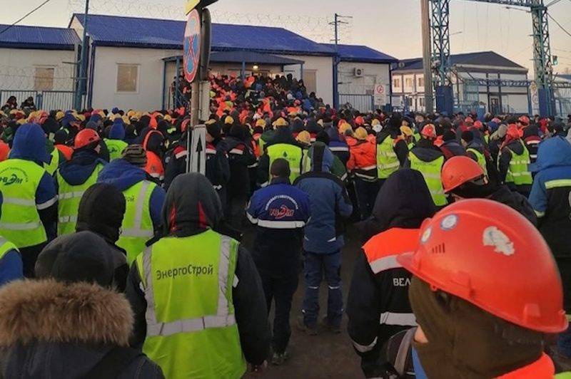 У проходной омского нефтезавода образовалась «пробка» из людей: боролись с коронавирусом - bloknot.ru - Омск