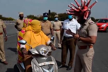 Полицейский вышел на улицы в экстравагантном шлеме в виде коронавируса - lenta.ru - Индия - Ченнай