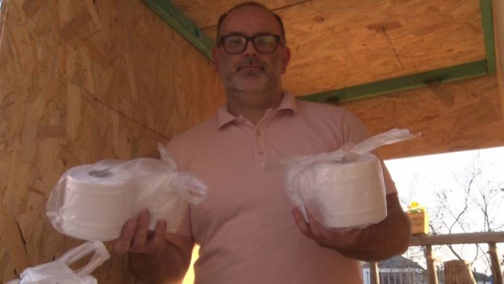 Мороженщик из Саксонии сделал первую drive-in-станцию для бесплатной раздачи туалетной бумаги - germania.one - Германия