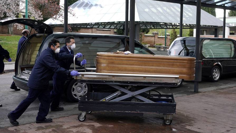Семья из 17 человек заразилась коронавирусом на похоронах в Британии - gazeta.ru - Англия