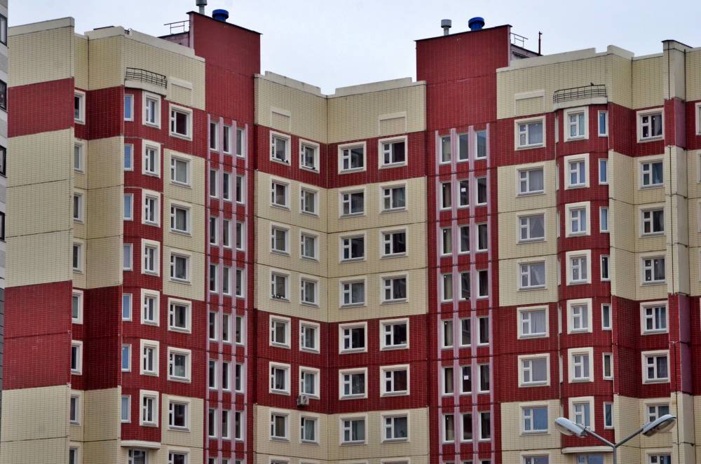 Ильдар Хусаинов - Эксперты сообщили, что квартиры в Москве подешевеют из-за коронавируса - vm.ru - Санкт-Петербург - Москва