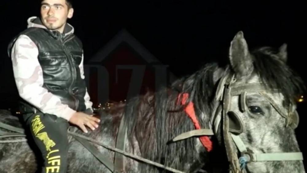 Из-за коронавирусных ограничений мужчина проскакал на лошади 40 км, чтобы увидеть новорожденного сына - germania.one - Германия - Румыния