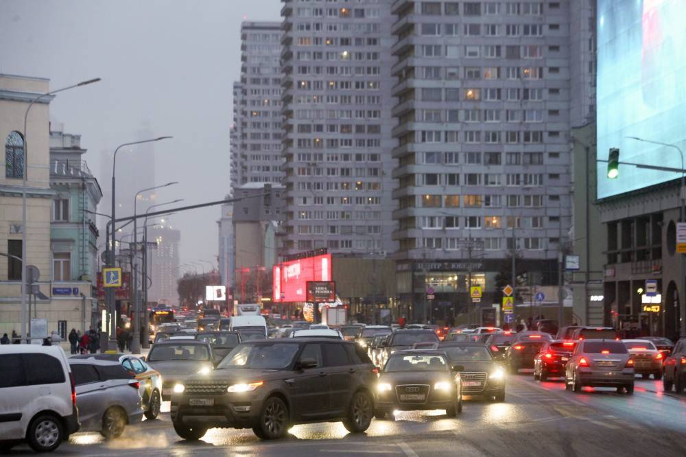 Столичных водителей попросили не выезжать на летней резине из-за гололедицы - vm.ru