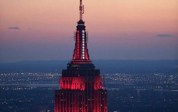 Небоскреб Нью-Йорка подсветили в честь медиков - korrespondent.net - Сша - Нью-Йорк - Нью-Йорк