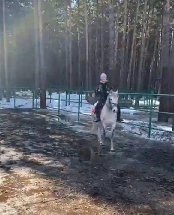 Олег Чемезов - Свердловский замгубернатора показал своих детей на карантине: с прогулками и конюшней - znak.com - Свердловская обл.