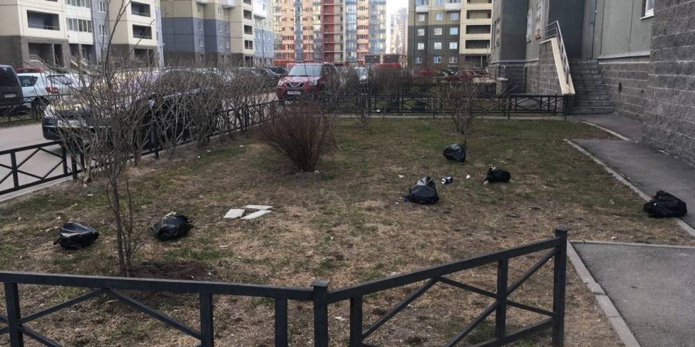 Петербуржцы на самоизоляции начали выбрасывать мусор из окон - ruposters.ru - Санкт-Петербург