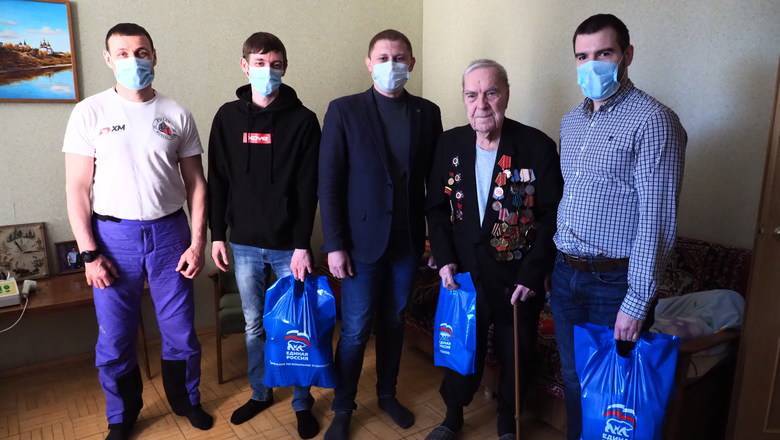 Активисты «Единой России» помогают пенсионерам во время пандемии - nashgorod.ru - Россия
