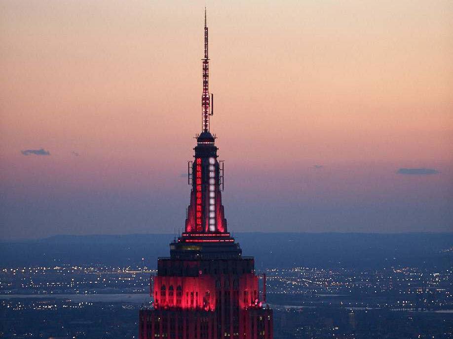 Empire State Building подсветили красно-белым цветом в знак благодарности медикам, которые борются с коронавирусом - gordonua.com - Сша - штат Нью-Йорк