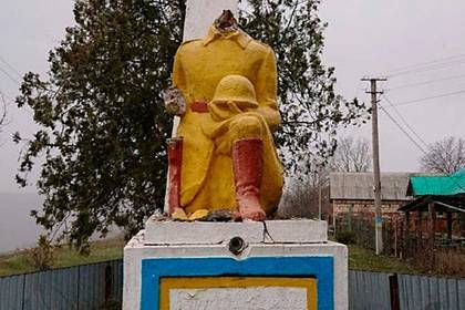 На Украине оторвали голову у памятника советскому солдату - lenta.ru - Украина - Тернопольская обл.