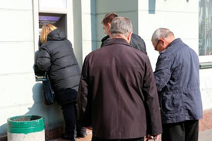 Россияне забрали из банков валюту на триллионы долларов - lenta.ru