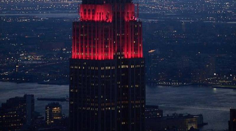 В Нью-Йорке Empire State Building превратился в гигантскую «сирену», окрашенную в красно-белый цвет - usa.one - Нью-Йорк - штат Нью-Йорк