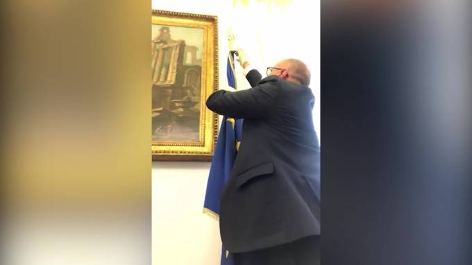Фабио Рампелли - В парламенте Италии демонстративно сняли флаг ЕС - piter.tv - Италия - Евросоюз