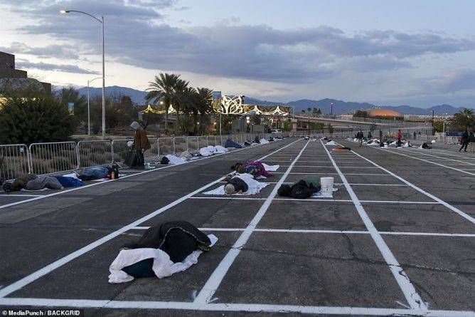 В Лас-Вегасе закрылся приют для бездомных. Теперь они спят на парковке — на расстоянии 1,8 м - usa.one - Сша - штат Невада