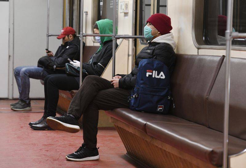 Россиян обязали держать дистанцию друг от друга не менее метра - tvc.ru - Россия - Москва