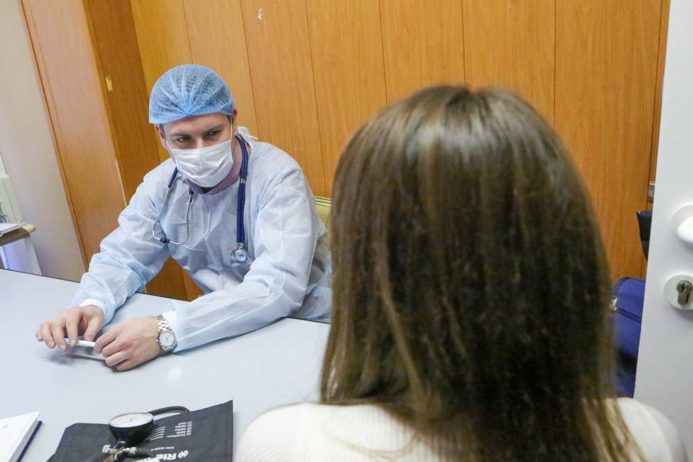 Более 215 тысяч человек в России остаются под наблюдением из-за коронавируса - vm.ru - Россия