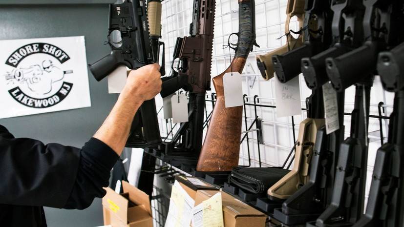 Ари Закарян - Закарян: в кризисной ситуации некоторые американцы начинают скупать оружие наравне с продуктами - russian.rt.com - Сша