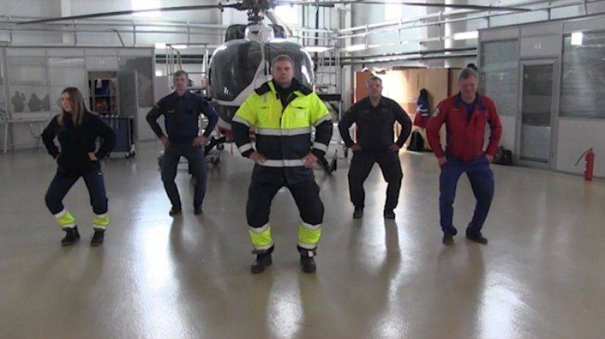 «Улыбок вам!» — московские спасатели приняли участие в челлендже от Little Big - 5-tv.ru - Москва