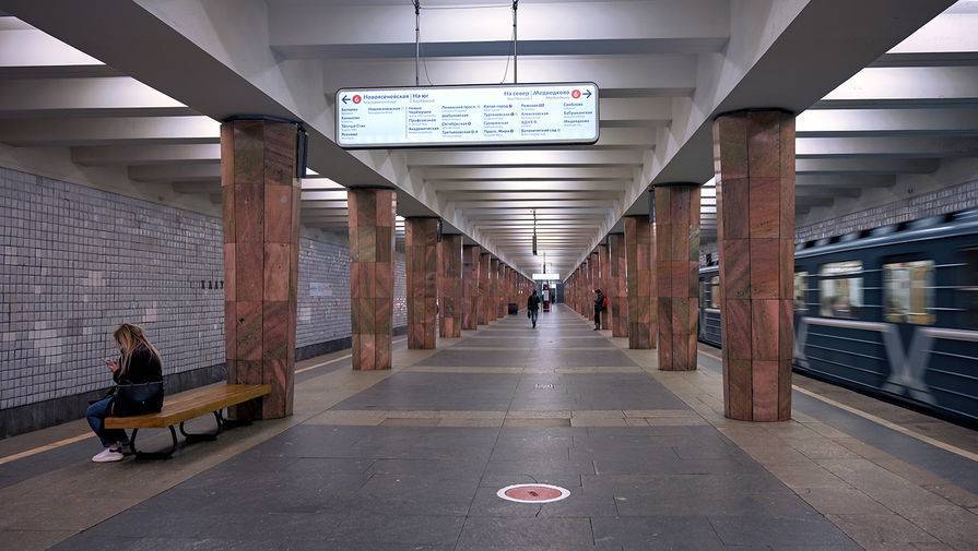В Москве на станциях метро делают разметку для социальной дистанции - gazeta.ru - Россия - Москва