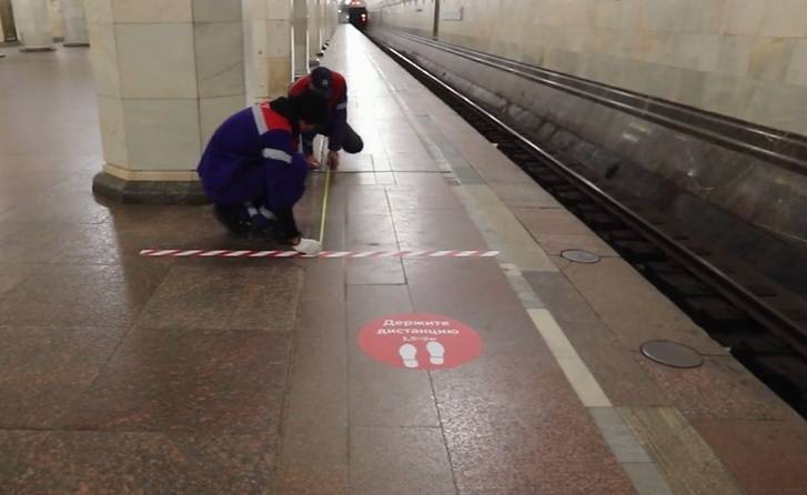 В метро начали наносить разметку с напоминанием о соблюдении дистанции - vm.ru