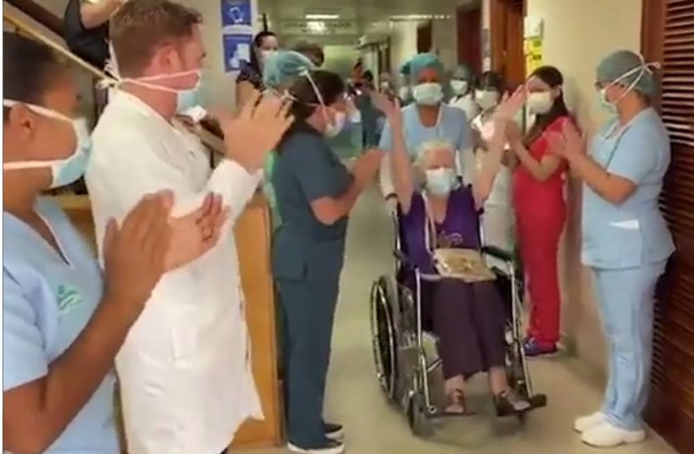Врачи проводили аплодисментами вылеченную от коронавируса 85-летнюю женщину - vm.ru - Колумбия