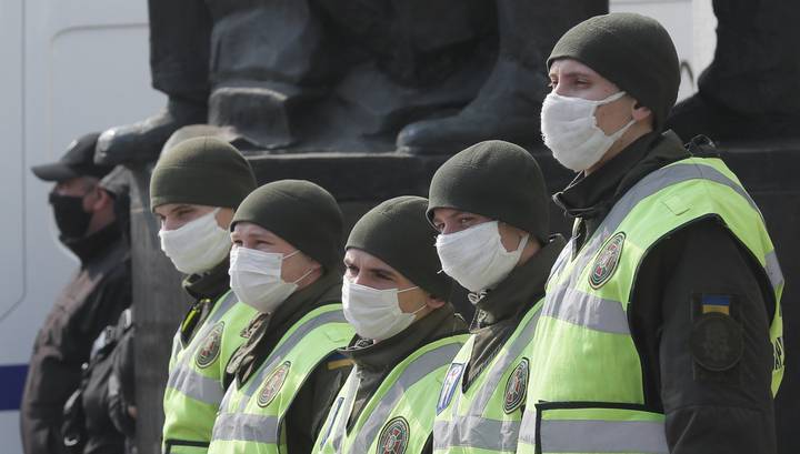 На Украине мужчину без маски оштрафовали на 500 долларов - vesti.ru - Украина - Сумы