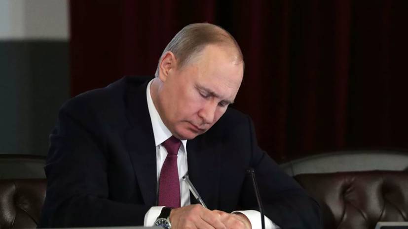 Владимир Путин - Путин подписал закон о нарушении карантина и фейках о коронавирусе - russian.rt.com - Россия